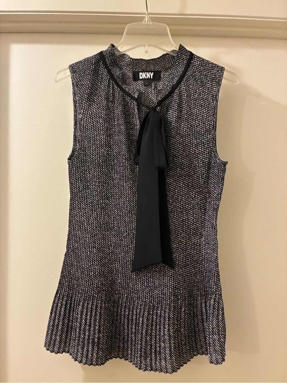 DKNY Black White Pleated Sleeveless Bow Blouse Size L Workwear